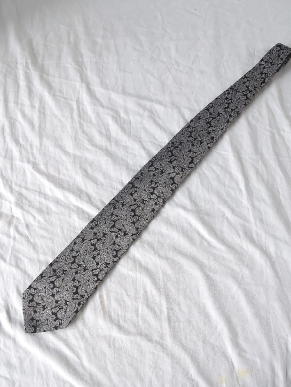 Geoffrey Beene Black and Silver Paisley Silk Tie - Picture 6 of 7